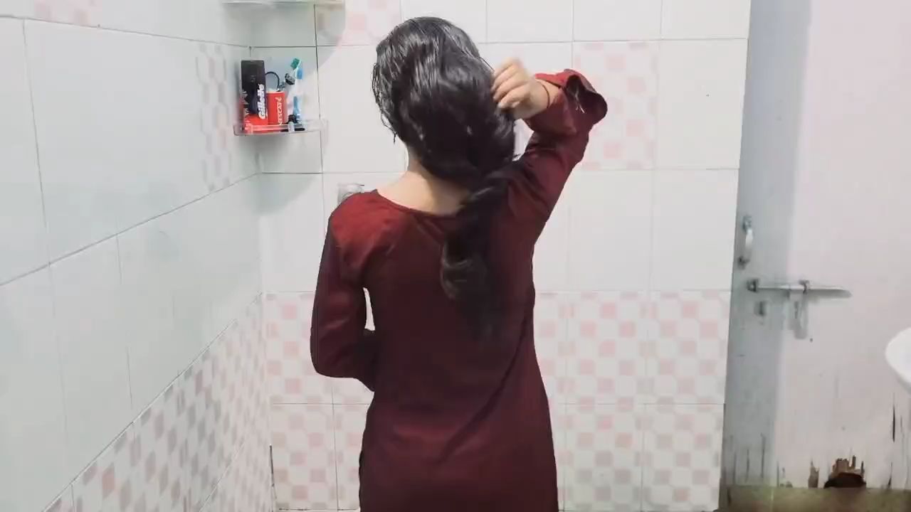 DESI YOUTUBER SLIM GIRL UNDRESS BATHING SMALL BOOBS & SEXY ASS