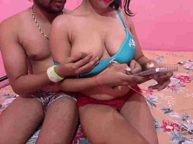 Desi Girl Arti Shows Off Her Nude Body For Love