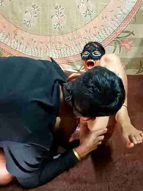 Horny Diya Playing with Dildo on Webcam – Hot Desi Bhabi Live Show