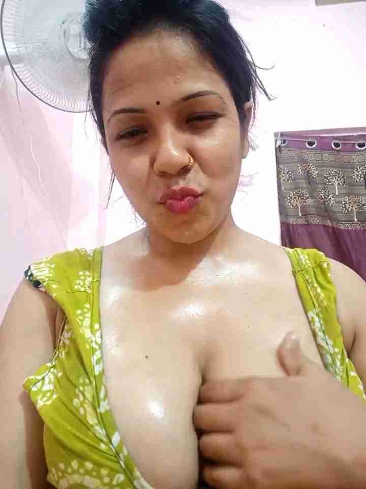 Hot Shot99 Webcam Babe Shows Off Big Boobs
