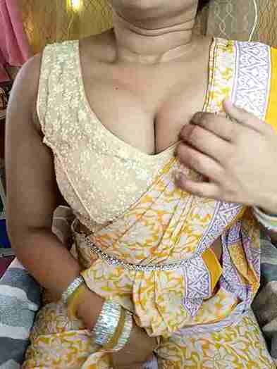 Sexy Indian Girl in Saree – Naked and Fucked at Home