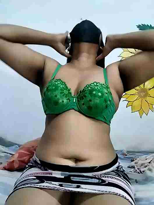 Hot Indian Pornstar SLZAARA Caught Naked in Bed