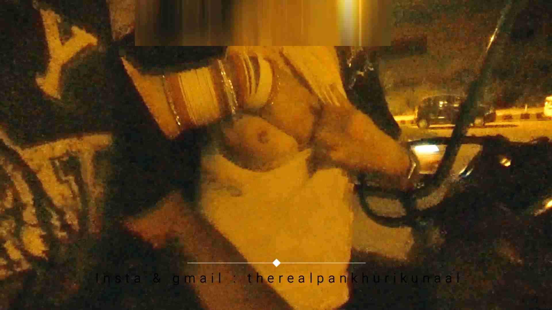 Desi BeautyPankhuriKunal Flashes in Rickshaw Ride