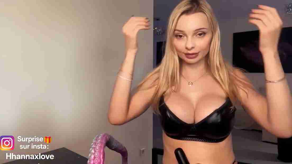 Hot Milf HannaXLove Plays With Dildo Live