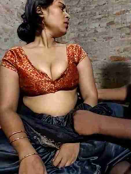 Your Hoty Bhabhi in Saree Shows Big Boobs on Cam