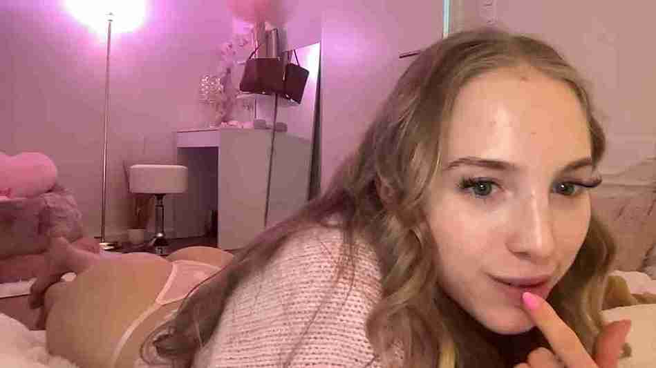 Sexy Milf Sofiaaaxoxoxo Sucks and Rides in Steamy Porn Show