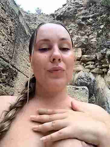 mona_plus honey babe shows nude body on cam