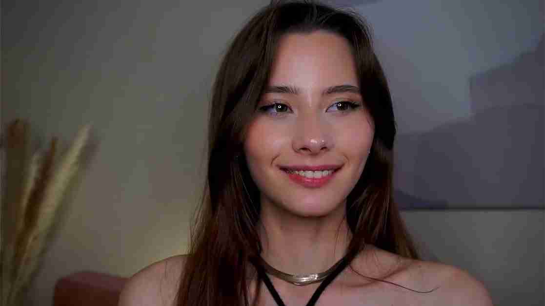 Falinecrosthwaite Hot Babe Naked in Bed Cam Fun