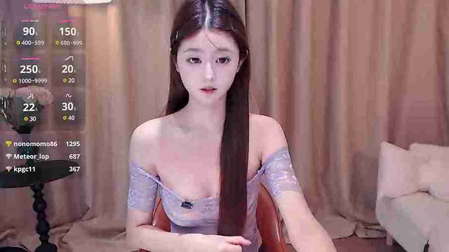 honey113 korean cam girl shows off sexy body live