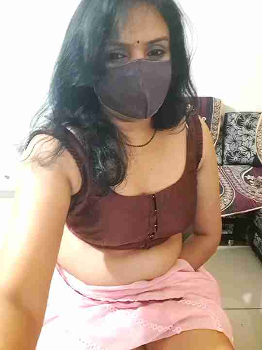 Indian Bhabi khushikhushi Teases Her Hot Body Live on Webcame