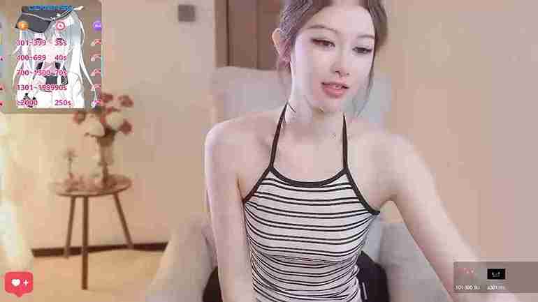 Chinese Honey longlong_xu Shows Her Nude Body on Livecam