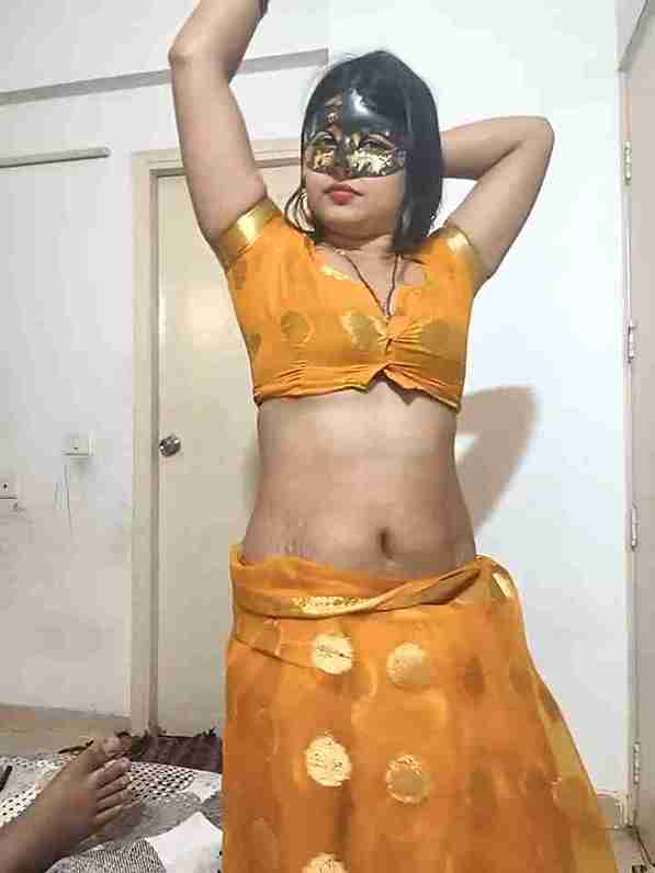 mahi69a saree beauty shows sexy body on cam