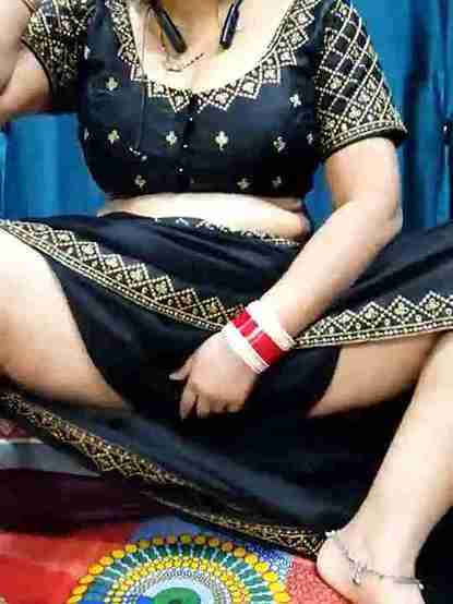 Naughty Desi Bhabi raajsingh5566 Fingering Furiously on Cam