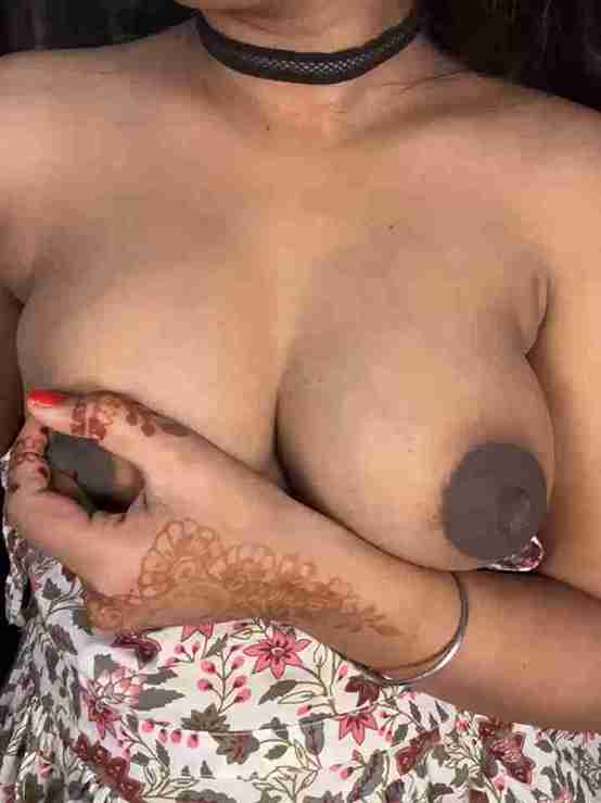 Busty Babe Shows Her Sexy Body on Live Cam
