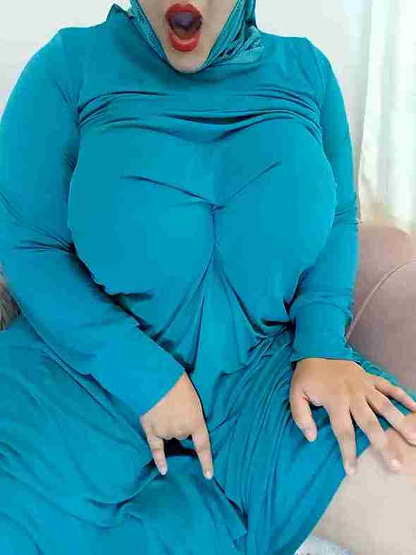Muslim Camgirl amalarabic Licks and Fingers Herself Nude