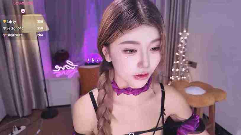 Kiki 2025 hot figure milf nude webcam strip tease live cam show