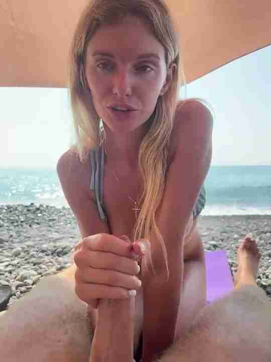 Couple toy play with lady_liaa Outdoors by the Sea on Live Cam