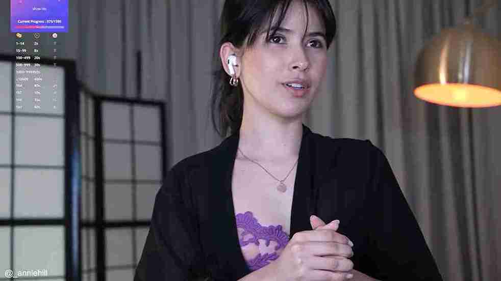 Beauty girl anniehillofficial strips nude and performs live on webcam