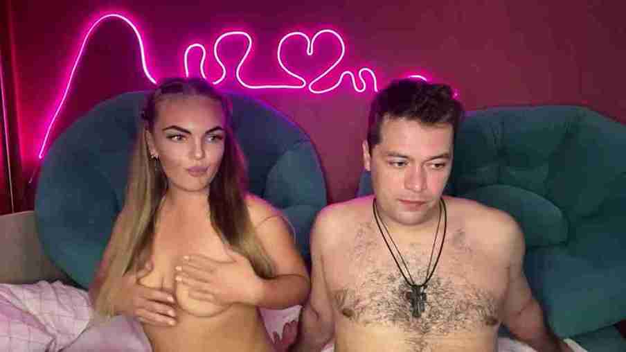 Deeplookscouple horny nude couple webcam live cam friend sex play