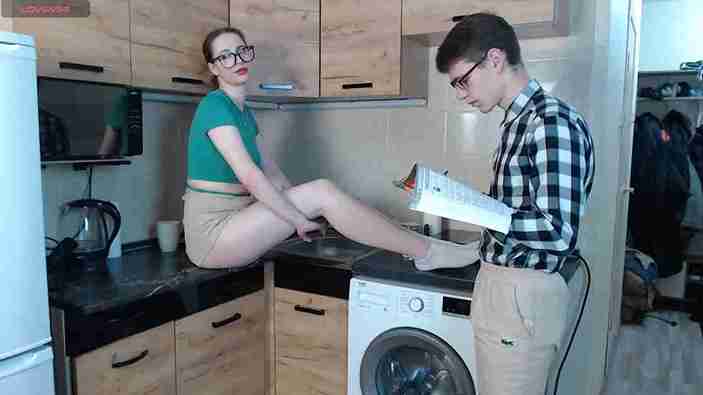 renae_tom teaches hot babe how to ride on cam