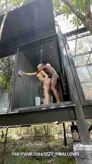 Izzyswallows Baddiesgallery – Glass House Sloppy BJ With Cum Guzzling Finish