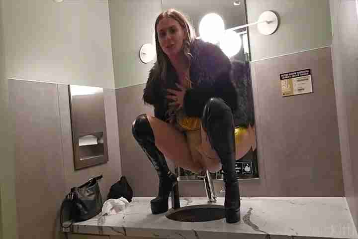 Cosmic Wet Bathing Fantasy Leads To A Wild Leaked Nude Sex