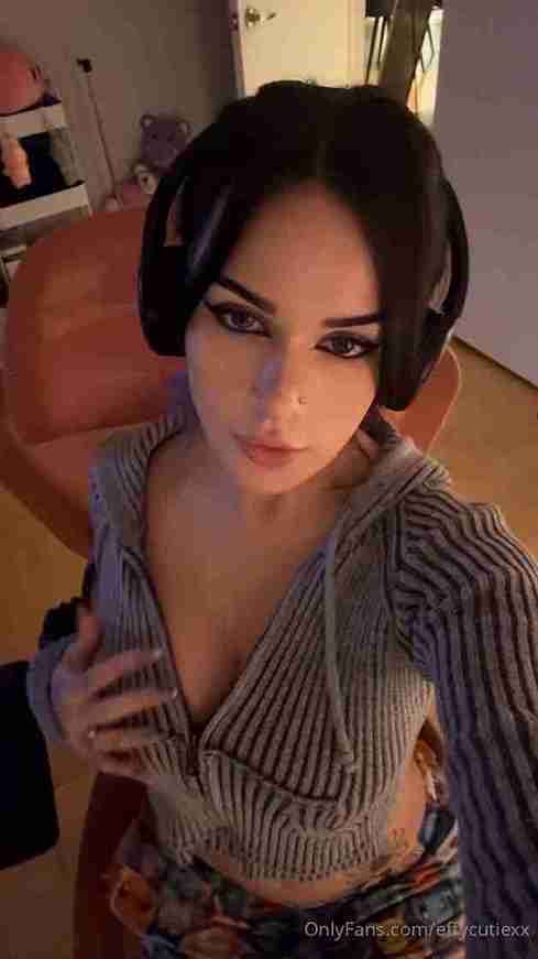 Effycutiexx Petty Face Begs for More in This Tight Anal Onlyfans Nude